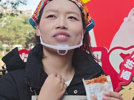 “鸡排哥”开启全国巡炸的成都站啦!
今天上午在望平街,明天会去麓湖~1000份鸡排免费送给大家!(排队的朋友们记得提前打开口袋哦)
“鸡排哥”解释头上的包是昨天来到成都,去酒店时,不小心撞上玻璃了
最后还找鸡排哥录了一个“锦绣天府,安逸四川”😆四川话版哦!
#烟火小巷#寻味烟火气#烟火美食市集#我心目中的锦绣天府安逸四川#鸡排哥煎饼姐空降成都烟火小巷