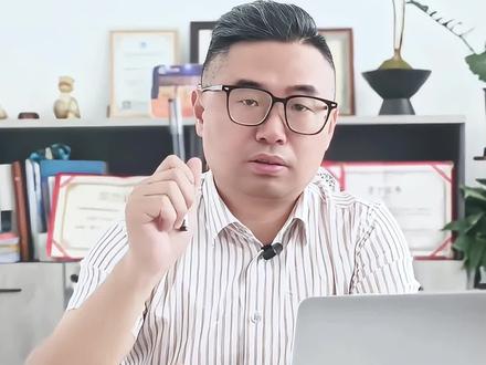社保转移不可逆!一时冲动,可能让娃没学上、自己养老落户全泡汤!
刷到就是赚到!这个社保坑千万别踩!
✅ 居住证积分、落户、退休金,全看上海本地社保累计年限
✅ 一旦转出,上海的缴费年限直接清零!再回来就得从头算
举个血淋淋的例子:
• 想在上海退休?得满足上海交满10年+全国满15年+退休时社保在上海。中途转走,10年年限直接报废!
• 落户要7年社保?交了5年转走,以后回来得重新交7年,之前的5年等于白干!
💡 黄金建议(划重点!):
不确定以后留不留上海?社保千万别转!
哪怕暂时离开,停缴就行,记录会一直保留,以后续缴还能累计。
真要转?等退休前再说!按“户籍地优先、从长从后”原则一次性合并,绝对别提前动!
赶紧转发给在上海打拼的朋友,别让他们踩同样的坑!
#上海社保 #落户上海 #社保转移 #育儿避坑 #上海生活