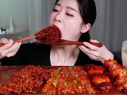 #韩国吃货主播 #火鸡面 大口吃火鸡,又辣又过瘾