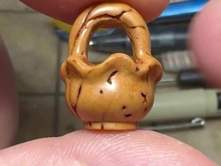 桃核雕刻一个桃篮,简单有好看。 #手工#雕刻#桃枭#桃篮#手艺人
