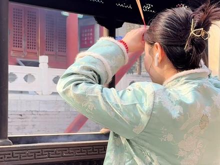 马上过年了 你们知道进寺庙都怎么拜吗?才疏学浅科普一下 #日常vlog #记录真实生活 #寺庙 #传统文化 #旅游 @DOU+上热门 @DOU+小助手