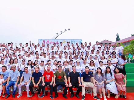 1999的那个夏天的蝉鸣,比哪一年都聒噪,教室窗外枝桠疯长,却总也挡不住烈阳。 黄泥岗烂路依旧长的没有尽头,梧桐荫依旧枝繁叶茂人间骄阳正好,风过林梢,彼时他们正当年少。#罗河一中 #罗河一中99届