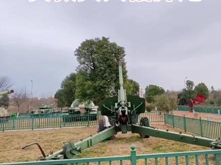 大国重器 这是66式152毫米加农榴弹炮,是中国仿制改进苏联D-20型加榴炮的牵引式火炮,也是我国陆军曾经的主力大口径火炮之一。
它采用双室炮口制退器、半自动楔式炮闩,战斗全重约5650千克,可发射杀伤爆破榴弹、照明弹、发烟弹等多种弹药,主要用于打击垂直目标、装甲目标和远距离目标。
#感受不一样的风景 #第一视角 #