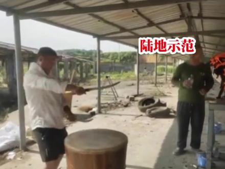 划龙舟赛冷知识,麻阳龙舟太平溪龙舟队鼓王锤鼓示范精髓,科普龙舟鼓点真实还原鼓手怎么指挥龙舟的鼓点精髓。#麻阳龙舟 #真实还原 #麻阳龙舟 #鼓手 #科普