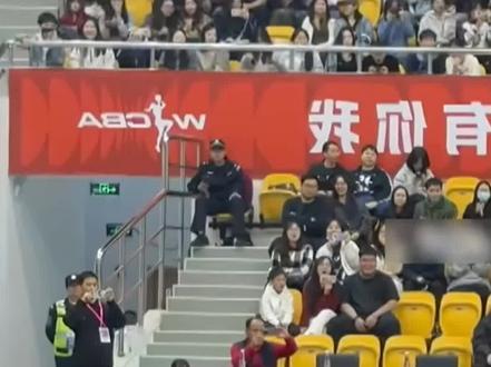 今天网上一个小视频火了,幼儿园小朋友场上表演童真无邪 机智应变,团结协作精神让成人们汗颜!