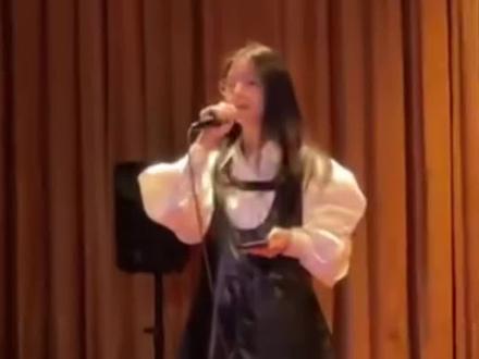 这两人在台下喊得比话筒响,我是调也跑了,词也串了,脸也丢了..@东东 @良田