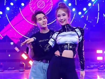 龙浩天和AI瑶瑶情侣舞蹈表演,目前分手看来要追回瑶瑶还需加油 #龙浩天 #情侣舞蹈 #龙浩天瑶瑶 #AI瑶瑶 #舞蹈表演 @龙浩天🐲(酉阳桃花源摆手堂直播) @AI瑶瑶☀️ @DOU+上热门 🔥