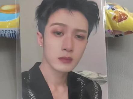 檀健次二专实体专辑 不是二专小卡还可以这么玩啊!#檀健次 下次出专辑的时候建议配一个说明书。真是让我大开眼界啊!还有多少是我不知道的隐藏效果啊#檀健次二专实体专辑 这是不是说明二专的小卡直接扫一下就可以知道是不是真的了😃#小炭火 /@檀健次 /@檀健次工作室/ #檀健次二专封面