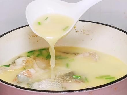 2条黑鱼来做汤,送给老妈去疗伤,肉嫩汤白营养好,恢复伤口是宝