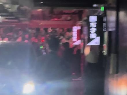 张凌赫来长沙啦~星沙天虹购物中心楼下车库!看到本人超级帅啊……