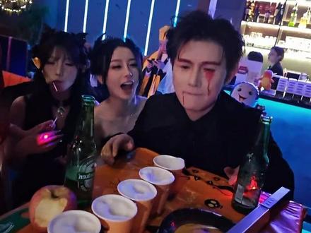 "完蛋 我被美女包围了"
#童锦程 #江南第一深情 #万圣节