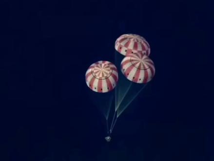 猎户座飞船成功溅落加州近海 阿尔忒弥斯2号绕月任务圆满成功!#美载人绕月飞船返回地球 #阿尔忒弥斯2号 #猎户座飞船返回地球 #登月 #探索宇宙