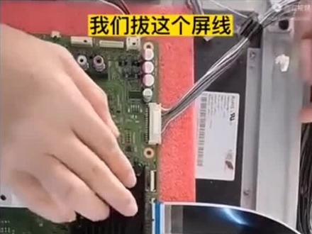 跟着师傅学更换电视主板及电源主权。