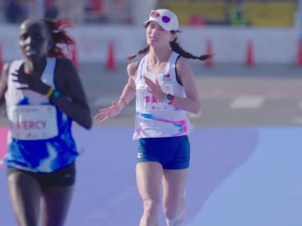 她马拉松颜值天花板!实力也要顶到天花板了! #李美珍 #追光鸟 #无锡马拉松 #杨春龙