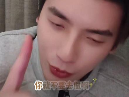 看何老师直播已经是一种习惯了 不管是搞节目效果还是认真聊天 每次都能在他的话语中吸收到一些东西😊#何聪睿 #聊天局 #言之有物 #人间理想