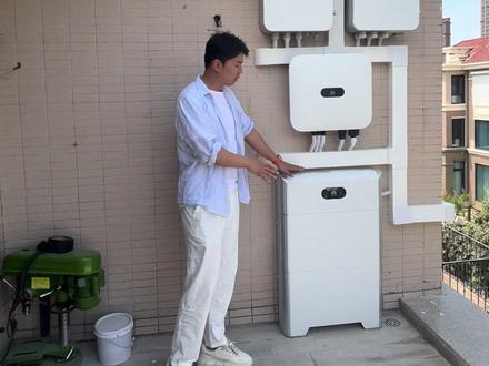 华为家庭绿电完工交付,开启用电0负担新篇章.
在中海铂宫华为家庭绿电完工交付这标志着又一个家庭成功迈入绿色能源新时代,开启智能、高效、环保的用电生活。
华为家庭绿电系统以光储一体化为核心,涵盖了智能组件、智能能源控制器和智能组串式储能等关键设备 。智能组件采用全黑BC无栅线设计,不仅美观,还能智能优化发电量,无惧阴影遮挡,相比普通组件,可多装多发,发电量最高能高出30% 。智能能源控制器则负责将直流电转化为交流电,保障家庭用电稳定,并且具备防寒抗热的高可靠性,年故障率小于0.5% 。智能组串式储能支持模块化设计,单模块容量灵活,最高配置下储电时长可延长40%,实现全屋备电无忧,哪怕是中央空调等大功率电器也能稳定运行,在停电时20毫秒的极速切换,让业主几乎无感。
业主:“一直关注清洁能源,华为品牌值得信赖。安装华为家庭绿电后,不仅能实现用电自由,多余电量还能上网卖电。而且系统外观好看,与房子完美融合。”
此次交付不仅是一次简单的项目完成,更是华为家庭绿电在践行绿色能源理念道路上的又一成功实践,为更多家庭树立了绿色用电新典范。未来,华为家庭绿电将继续以创新科技为驱动力,为更多家庭提供优质的清洁能源解决方案,助力全社会迈向低碳、环保的绿色未来。 #华为家庭绿电#低碳环保