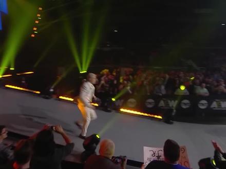 疯人院长手持狼牙棒,霸气出场! #摔角 #wwe