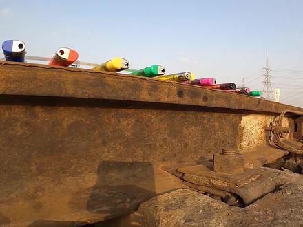 把一串鞭炮放在火车轨道上,火车驶过时,能点燃鞭炮吗?