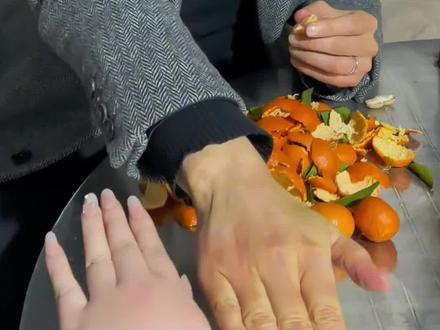 砂糖橘吃多了真的会变“小黄人”!#老外连吃1个月砂糖橘变小黄人 ,医生:不能及时代谢转化,在血液当中蓄积后,导致皮肤变黄#砂糖橘