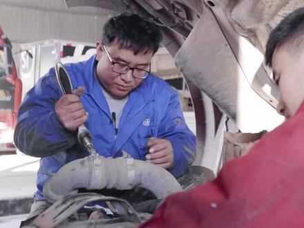 车子冒蓝烟到底是怎么回事?看老师傅会给出怎样的解答!#带你懂车 #发动机 #卡车维修 #