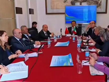 2月1日,乌拉圭总统奥尔西到达北京,有意思的是,他下飞机的时候