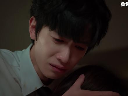 《炽热吸引》大结局争议拉满! 5个核心争议点,观众吵翻了天! 哥嫂CP居然是双死结局,跟演员之前直播说的完全不一样,不少人吐槽这是欺骗式营销;吴司源人设反差超大,自杀剧情大家各有各的解读;丁局纯纯工具人,结尾突然洗白太突兀;男主苏醒更是没头没尾,一点铺垫都没有,根本代入不进去;还有各种元素乱堆、伏笔埋了不填,主线副线节奏也乱,快来唠唠,你更站哪一边~ #网剧炽热吸引 #影视解说 #推剧