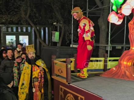 这大美人让你《雪饼猴》给我跳爆炸啦😎#雪饼猴 #铁柱 #雪饼猴王铁柱 #长春动植物公园 #抖加小助手