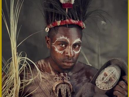 亚马逊雨林最后的原住民佐伊人,部落的男女老少都要在下巴穿上一截木棍。纯属纪录片,请通过#奇葩 #原始部落 #纪录片