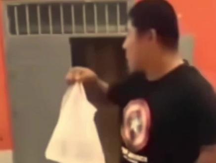 厕所丢水袋案#二次元 #东百往事 #虎哥 #整活 #搞笑