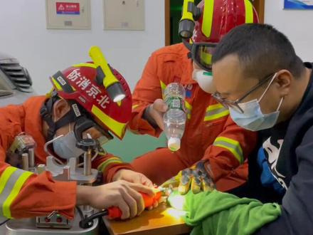 男子手卡铁扣,消防员快速解救!#手指卡住 #紧急救援