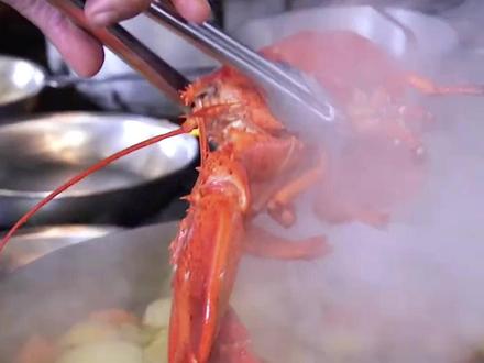 #英国将禁止把活龙虾投入沸水烹煮 必须先冷冻或电击使其昏迷