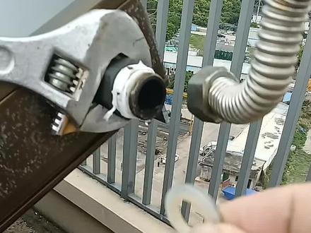 楼顶太阳能热水器回水管上一截不锈钢波纹管俩接头处滴水我如何处理。