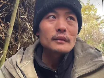 刀疤哥的伤心往事,荒野求生半决赛视频,员外跟拍刀疤哥#野外户外 #刀疤哥#老六荒野#张家界七星山骆驼杯 #感动瞬间