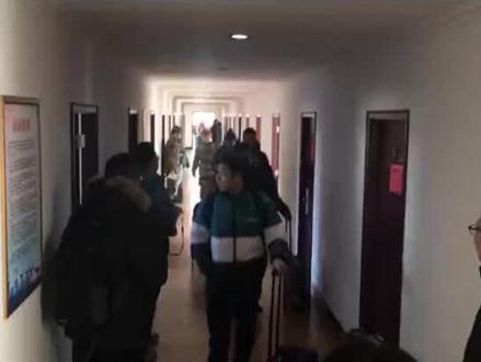 国乒军训分配房间 ,马龙调侃许昕:你怎么住在库房啊#乒乓球 #马龙 #许昕