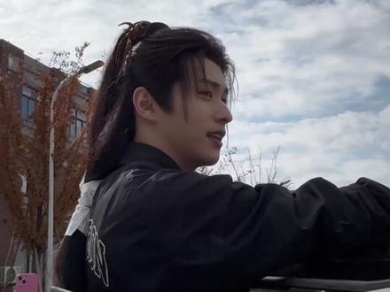 轩郁中🚬回来才发现原来热聊了这么多话 这个xzx好宠吧#徐振轩 #碧血蝉 #周槐 #横店 #帅哥