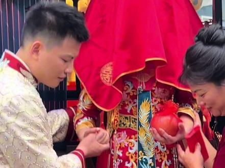 8月28日清晨,淄博市淄川区将军路上,一场特别的婚礼吸引了众多市民的关注。新郎王巽与伴郎团身着统一的中式服装,骑着装饰一新的共享电单车前往新娘家迎亲,一路上笑声不断,成为了城市街头的一道独特风景线。
这场婚礼以环保理念为核心,处处彰显着新人的用心与创意。"我们想给彼此留下一段特别的回忆。“新郎王巽难掩脸上的幸福。为了既环保又安全,新人还特别租用了一辆公交车,作为接新娘返程的"婚车”。公交车上悬挂着"拉个横幅告诉你,今天我们结婚了"的喜庆标语,用轻松活泼的方式向沿途市民传递喜悦。
与传统婚礼不同,这场婚礼没有豪车车队的喧嚣,也没有繁琐的仪式流程。婚礼的主角——新郎新娘,以及他们的家人朋友,都沉浸在幸福与祝福的氛围中。新娘的发小翟艳妃表示:“这样的婚礼很特别也很浪漫,让人印象深刻。”
新娘司金泽和新郎王巽是一对经历了8年异地长跑的新人。他们高中相识,大学分别在不同城市求学,毕业后又长期分居两地,最终在2025年携手步入婚姻殿堂。"这8年非常不容易,我们都非常珍惜这份来之不易的缘分。"司金泽说,“所以就想在结婚的时候给自己留下特别的回忆。”
这场婚礼不仅是一场简约浪漫的仪式,更是一次环保理念的生动实践。近年来,淄博市积极推进婚俗改革,倡导文明健康、简约适度的婚礼新风。越来越多的年轻人选择用公交车代替豪华车队,用创意和心意打造属于自己的独特婚礼。这场婚礼正是这一趋势的缩影,展现了新时代年轻人对传统婚俗的创新与突破。
婚礼是人生中最重要的时刻之一。在这对新人看来,幸福不需要繁复的仪式,真诚与用心才是最重要的。他们的婚礼不仅收获了亲朋好友的祝福,也为更多年轻人提供了婚俗改革的范例,展现了文明婚俗新风尚的魅力。#一飞看山 #原创视频 #结婚#淄博 #出发啦