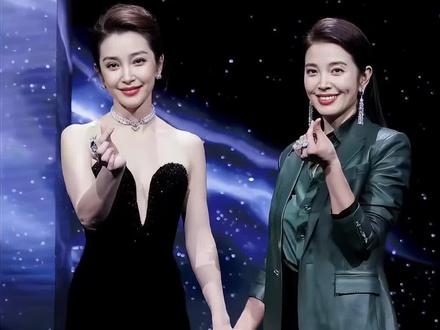 姐妹花亮相微博之夜红毯,李冰冰和李雪牵手走红毯。#李冰冰