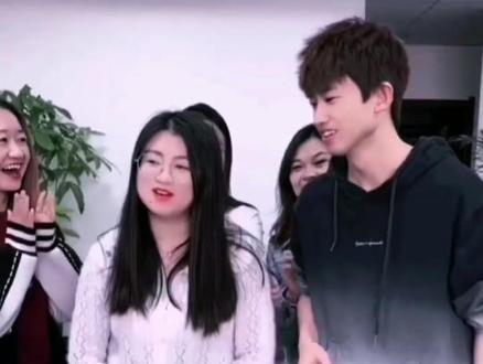 # 爆笑办公室杨公子和小胖妹。