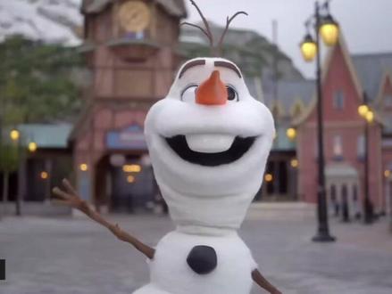 迪士尼砸重金做了一个机器人 果然,最懂小朋友的还是迪士尼。最近迪士尼砸重金做了一个机器人——《冰雪奇缘》里的雪宝 Olaf。这不是普通人偶,而是一台可以 自由走动的机器人。它能自己走路、跳舞,还能和游客聊天互动,就像电影里的雪宝真的走出来了一样。#ai机器人 #迪士尼 #冰雪奇缘 #奥拉夫 #Olaf