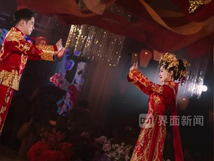 #证婚人称霸王茶姬创始人一天书都没念,是天才,与新娘在混沌学园相识相爱 #霸王茶姬 #张俊杰 #高海纯 #混沌学园