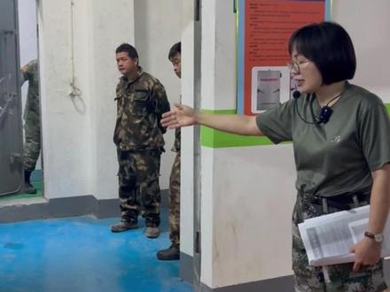 人防通道里两道门,别再分不清! 外面这道是防护密闭门:既能抗冲击波,又能密封防毒。
里面这道是密闭门:侧重密封隔离,防护能力稍弱。
两道门各司其职,共同守护人防安全。
下次在地下室看到,就知道区别了~
#人防工程 #人防门 #人防知识 #小区安全 #安全科普