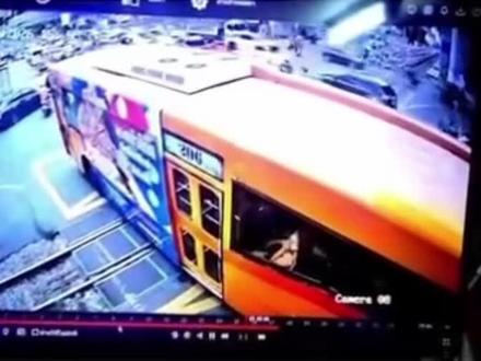 曼谷火车与公交车事故监视器画面直击 泰国交通部副部长 Siripong Angsakulkiat 今日到 Makkasan 事故现场视察后表示,已要求泰国国铁调查「火车黑盒子」,厘清为什么列车当下没有停下,或是否因煞车不及导致事故发生。
这起事故发生在 5 月 16 日,地点位于 Airport Rail Link Makkasan 站附近、Asok-Din Daeng 路一带。事故涉及一列火车、206 号蓝色冷气公车,以及多辆汽车与机车,碰撞后现场发生严重火势。
根据目前官方初步说法,事故已造成 8 人死亡,死者皆被发现于公车内;另有约 32 人受伤,分别被送往不同医院治疗。由于部分伤者是由救援人员送医,也有部分是由民众协助送医,因此目前仍在确认所有伤者是否都来自公车内。
针对外界关注「为什么平交道栅栏没有放下」的问题,Siripong 表示,正常情况下,栅栏放下后才会给予列车通行讯号;如果栅栏没有放下、没有给出讯号,列车理论上不应通过。
不过在这次事故中,目前看到的情况是栅栏疑似无法完全放下,至于火车为何没有及时煞停,仍需透过调查黑盒子、检视驾驶行为与相关纪录后,才能确认真正原因。