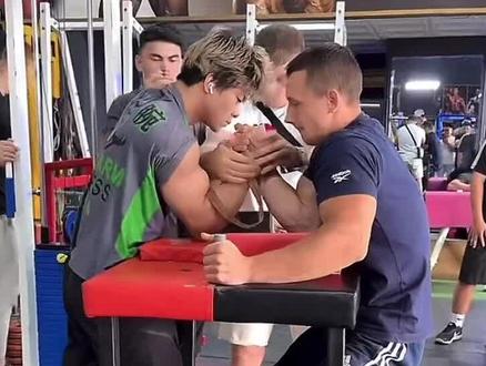 小勇vs70公斤世界冠军丹尼尔右手 #腕力 #卓啸海#小勇