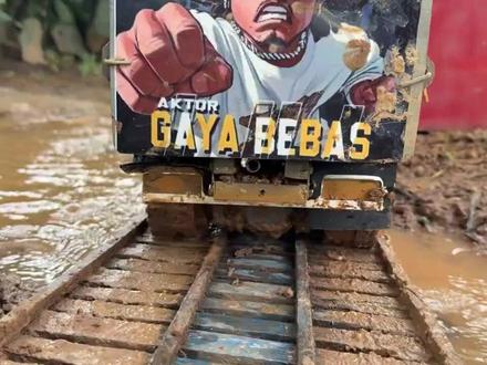 小男孩喜欢的工程车挖土机和玩具车大货车在森林运输木材的游戏 小男孩喜欢的工程车挖土机和玩具车大货车在森林运输木材的游戏