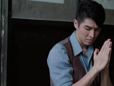 《长河落日》大结局:
武木一郎截获沈处长通敌密电,揭露其围剿三灶岛抵抗力量的阴谋。
叶德公率族人码头设伏,击毙沈处长后断后牺牲。
井上被乱枪射杀,大岛浩撤职调离。
武木一郎与叶碧莹护送威特・陈携密码情报飞抵重庆,完成使命。
#长河落日大结局