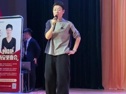 在我平凡的一天,真的见到了晓燕老师本人。没有距离感的话语,却字字像鼓点敲在备考的心上。
她笑着说考研不是无间道,是开往春天的地铁,可也严肃地问:“你现在除了努力学习还能做什么?什么还能改变你命运?” 这句话一下戳中了那些假装努力的时刻——明明知道这是最后一次只靠自己就能改写命运的机会,却总在刷手机时骗自己“再歇五分钟”。
她谈起自己靠知识走出困境的经历,说“无知乃是罪恶,知识乃是我们借以飞向天堂的翅膀”,也骂醒拖延的我们:“荒废永远没有尽头,等你后悔时就真的晚了”。是啊,那些在图书馆背书的深夜、刷题刷到烦躁的瞬间,不就是为了一年后能坦然说“我尽力了”吗?
备考的孤独和焦虑从不是矫情,但晓燕老师说“考研路上,我们都不是孤单的”。再坚持一下,毕竟人生能有几回搏,此时不搏何时搏!
#刘晓燕#英语四六级 #考研 #考研人加油#上热搜