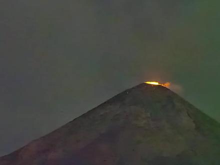 马荣火山狂喷 117 天不停歇!700 度火墙狂奔 4 公里,附近竟还有人再喂猪
#马荣火山 #火山喷发 #自然灾害 #科普揭秘