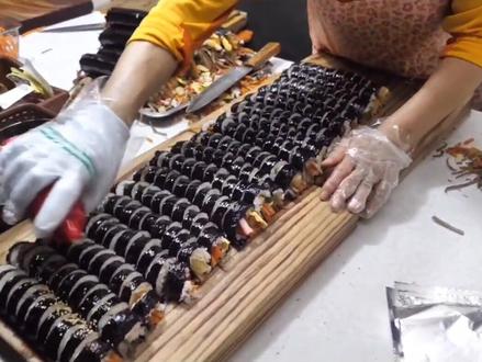 #美食探店#创业#美食#紫菜饭卷
韩国小市场一家紫菜饭卷制作过程