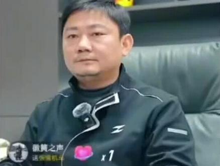 #张雪机车
张雪直播售后,为何狂笑不止…
老板是他,客服是他,说发货的是他,忘记发货的是他,被投诉那个客服说假话的还是他…