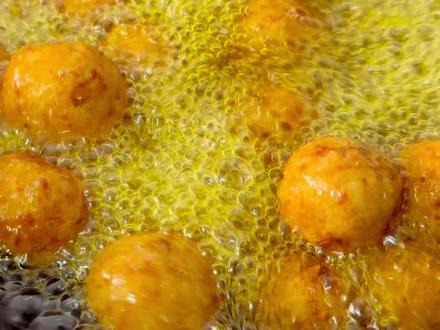 家乡的炸糯米圆子,刚出锅的圆子,外酥里糯,咸香入味,喜欢吃的一定要试试#地方特色传统美食